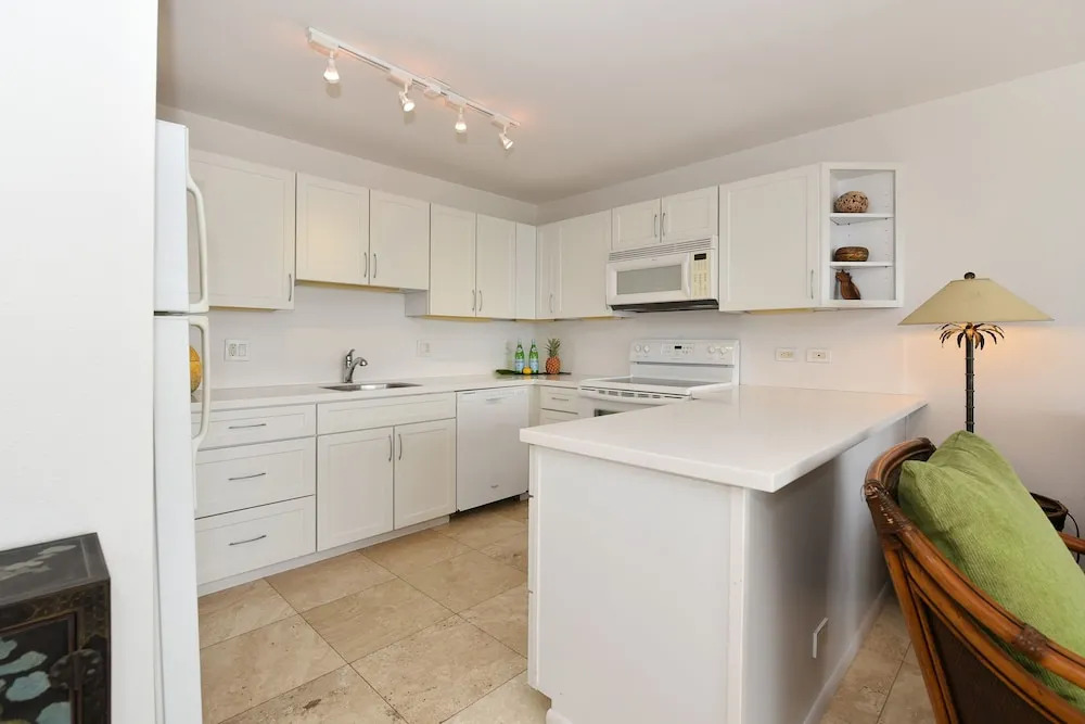 Lahaina Roads #205 1 Bedroom Condo by Redawning