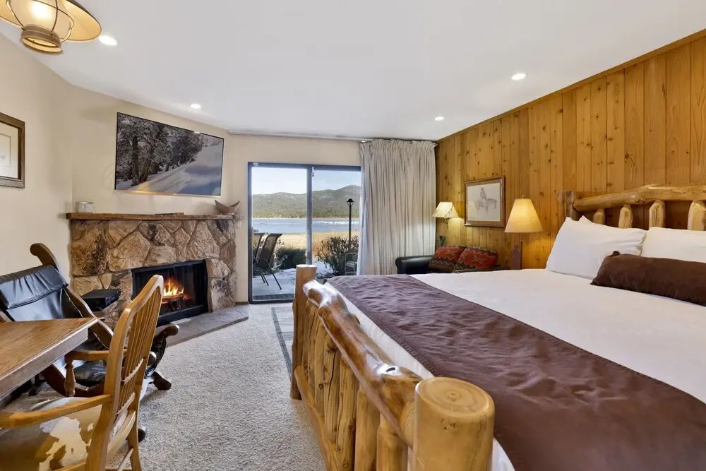 2249-forest Shores Condo Suite 1 Bedroom Home by RedAwning