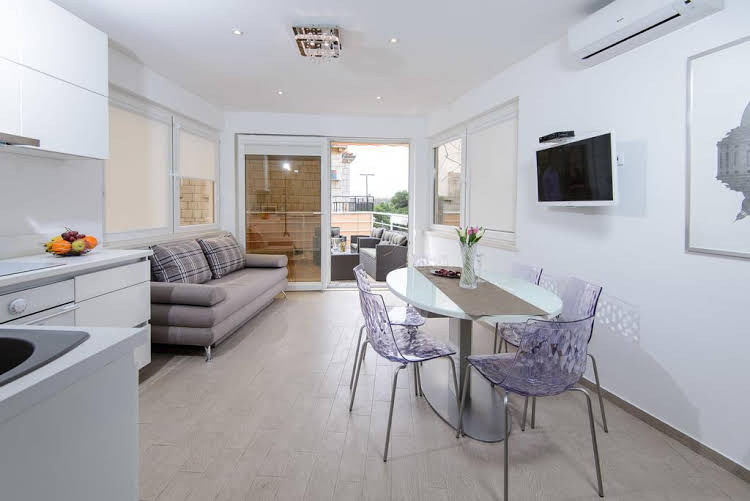 Isaura Apartments