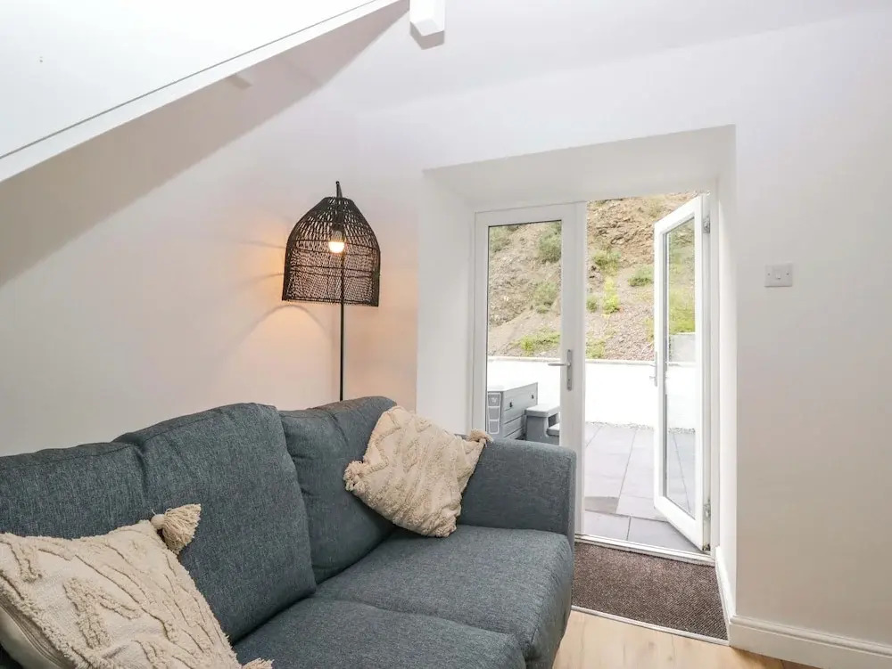Riverside Cottage No 5
