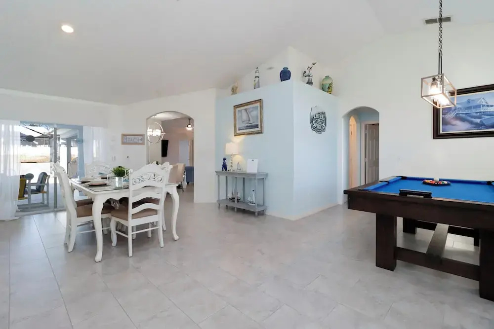 Ultimate Family Escape Near Disney - Sparkling Pool, Hot Tub & Epic Private Movie Room