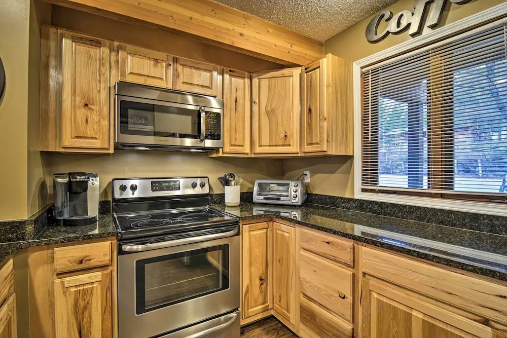 Cozy Bellaire Condo w/ Balcony - 3 Mi to Skiing