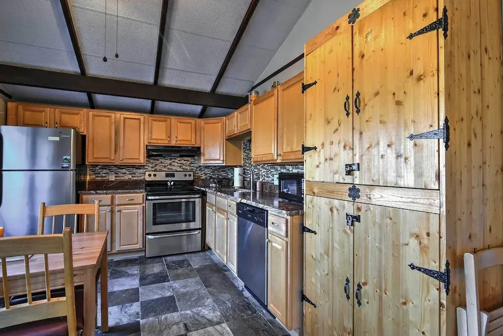 Family Retreat w/ Trail Access in Beech Mountain!