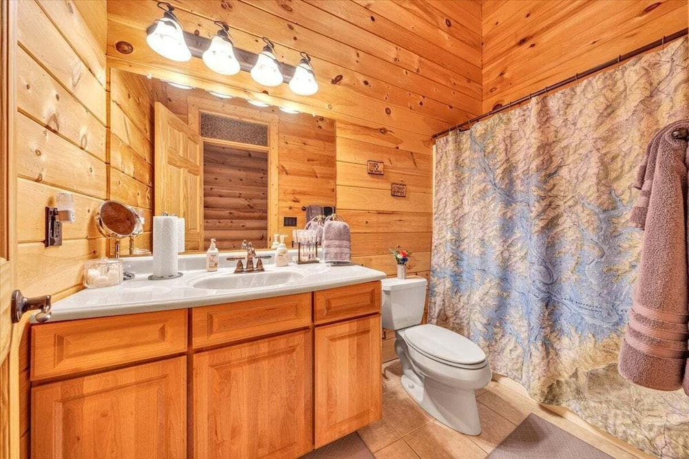 Liberty Pines - Lakefront Log Home, Swim Spa & Game Room