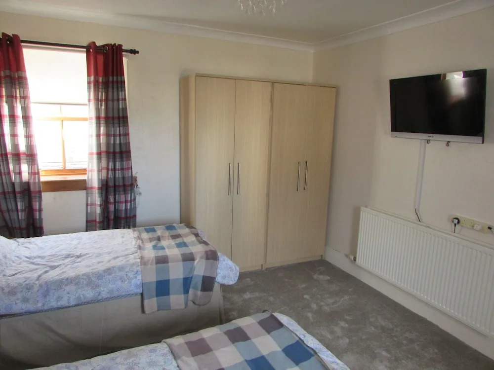 Spacious 3 Bedroom House With Outdoor Patio Area for Outdoor Dining and Wifi