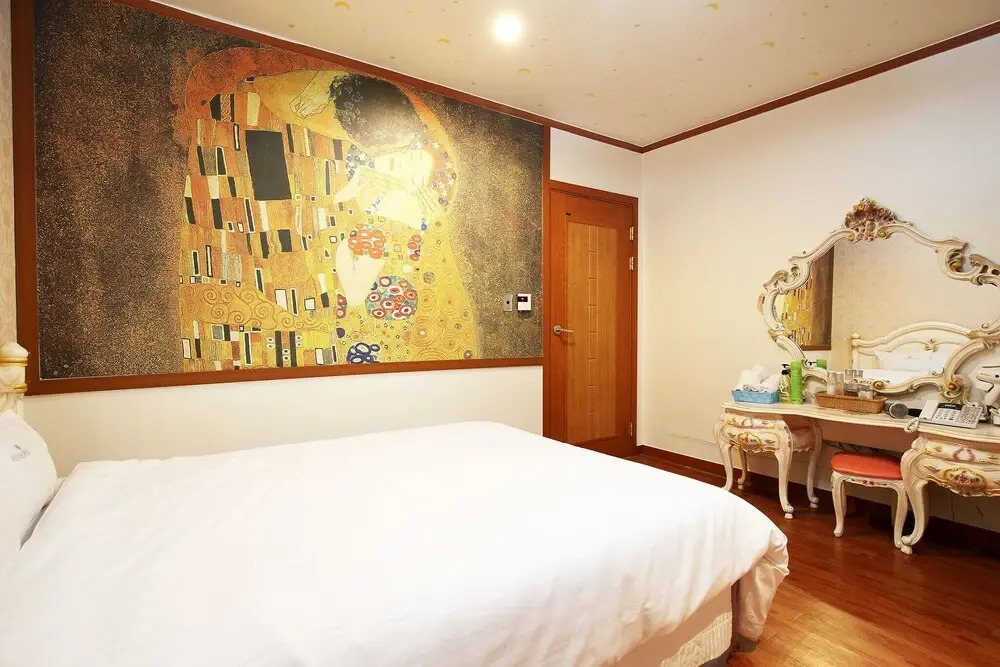 Asan Red House