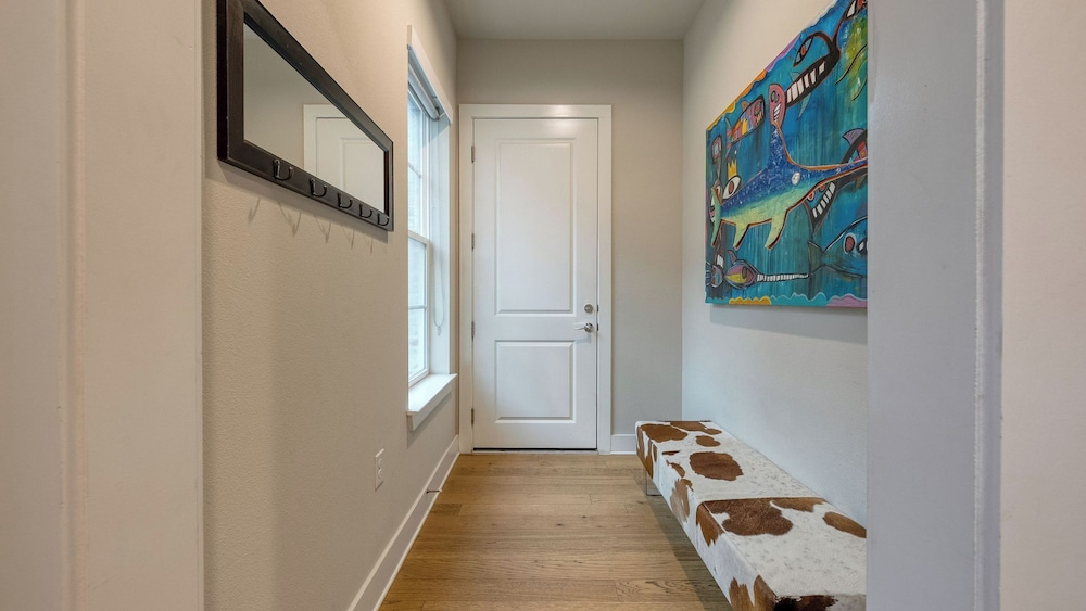 Town Lake Townhouse by Avantstay Hot Tub, Game Room & Skyline Views