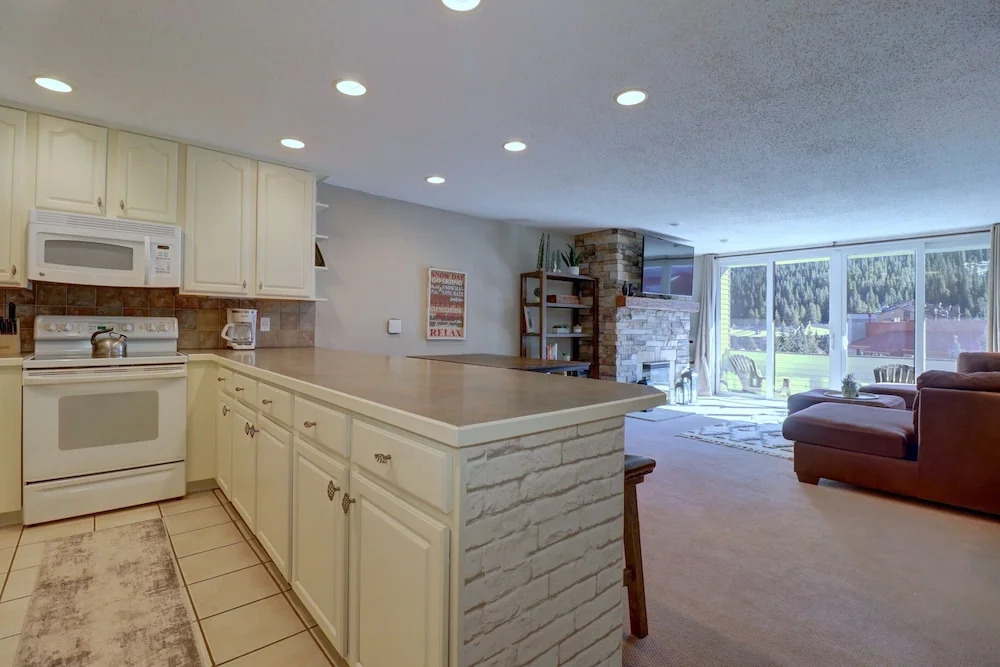 Pet Friendly, Beautifully Remodeled with Mountain Views - SB204 by Redawning