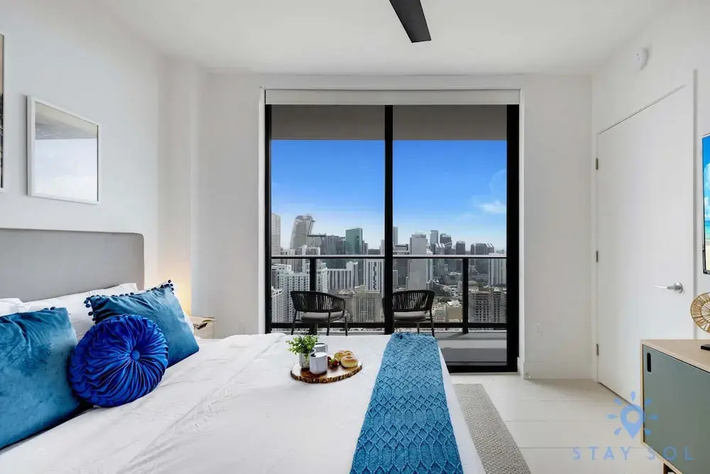 Chic Downtown 1-br w City Views Gym Pool