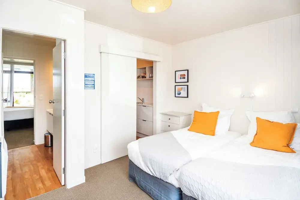Whispering Sands Beachfront Motel