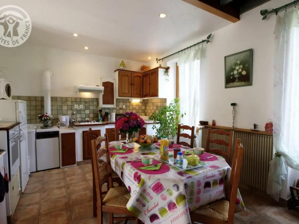 Gîte Charmant avec Terrasse et Jardin, Animaux Bienvenus - FR-1-496-90