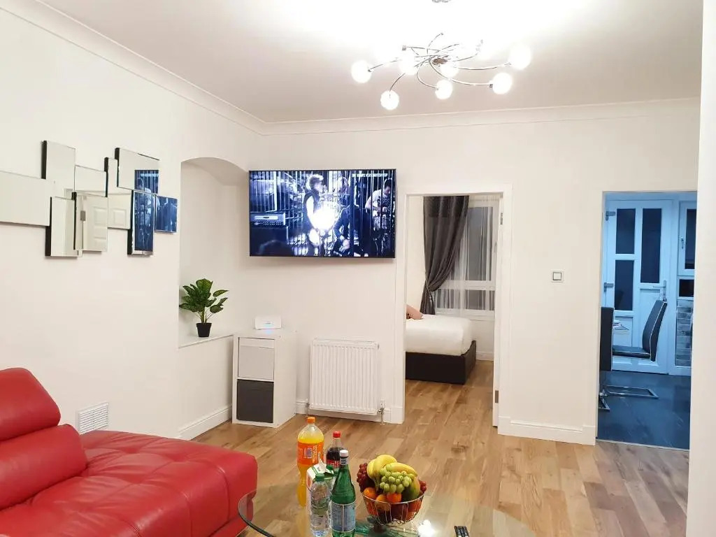 Glasgow Comfortable and Modern 3 Bedroom Mid Terraced Villa