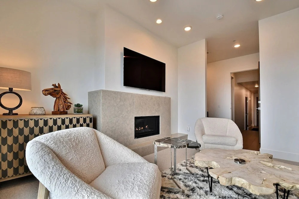 Ski-in/ski-out Elegant 5br/6ba 5 Bedroom Townhouse by Redawning