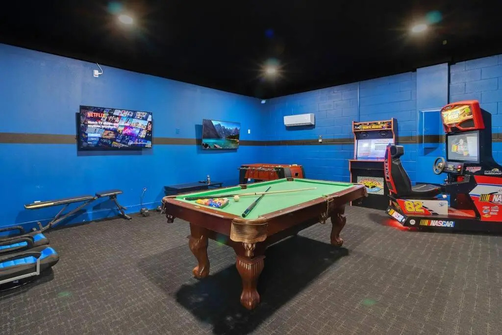 451-Luxury Villa wMovie Theater and Arcade