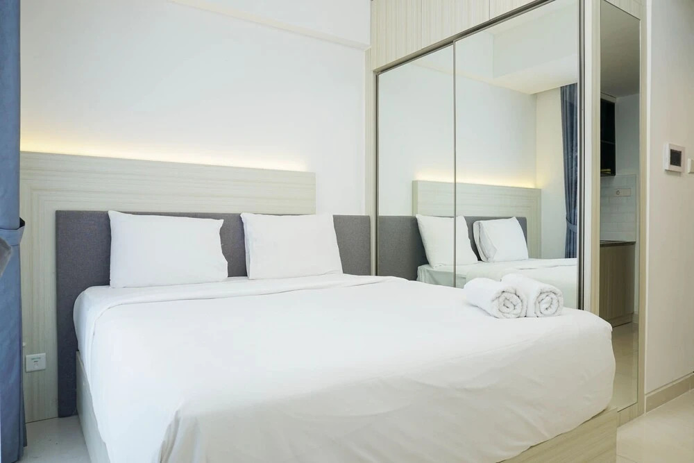 Relax and Comfy with Pool View @ Studio West Vista Apartment