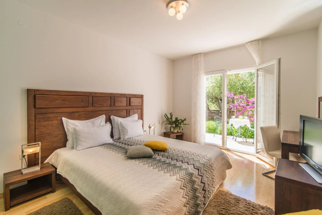 Gumonca in Supetar with 6 bedrooms and 5 bathrooms