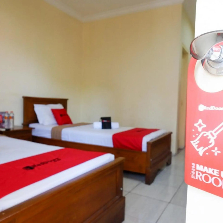 RedDoorz Plus near Stadion Wijaya Kusuma