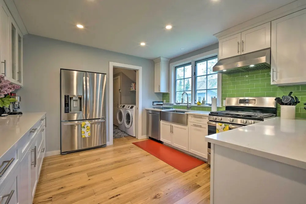 Chic Dover Home w/ Hot Tub: 1 Mi to Golf!