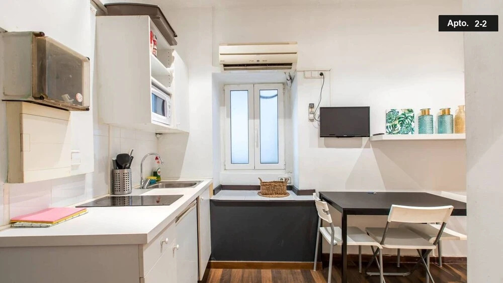 Two Bedroom Apartment in the Heart of the Born 22