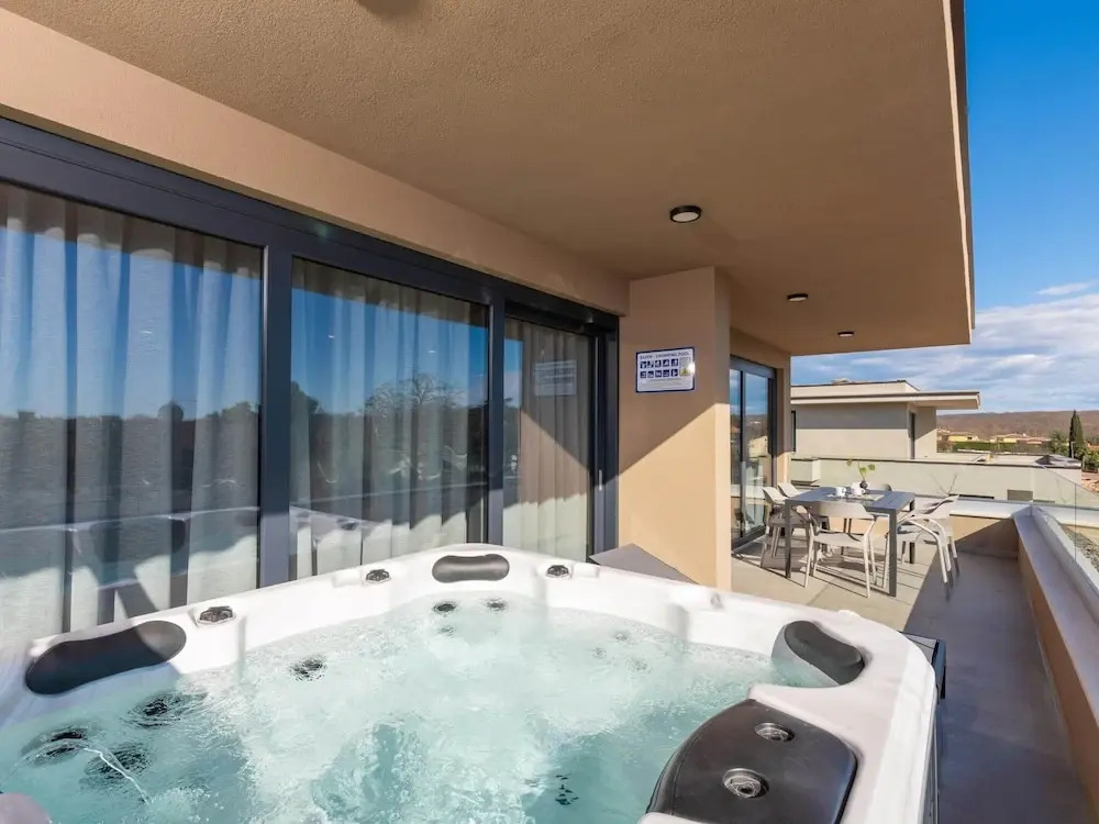 Apartment in Istria With Sea View & Bubble Bath