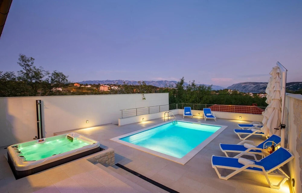 Stunning Home in Lopar with Outdoor Swimming Pool, Hot Tub & 4 Bedrooms