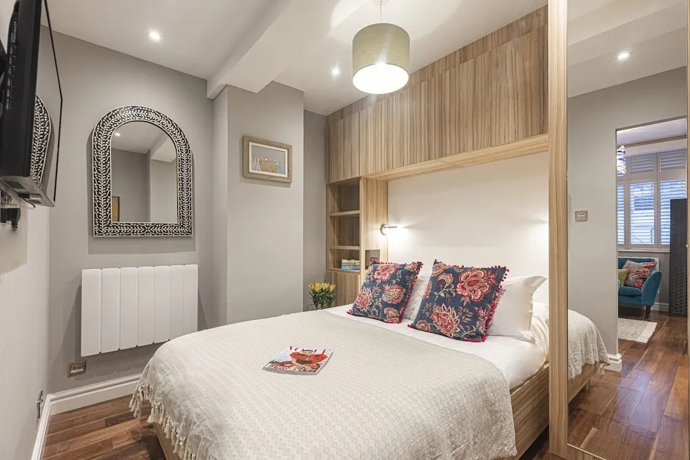 Monthly Discount! Self Isolation w/ Private Entrance and all Amenities, in Notting Hil