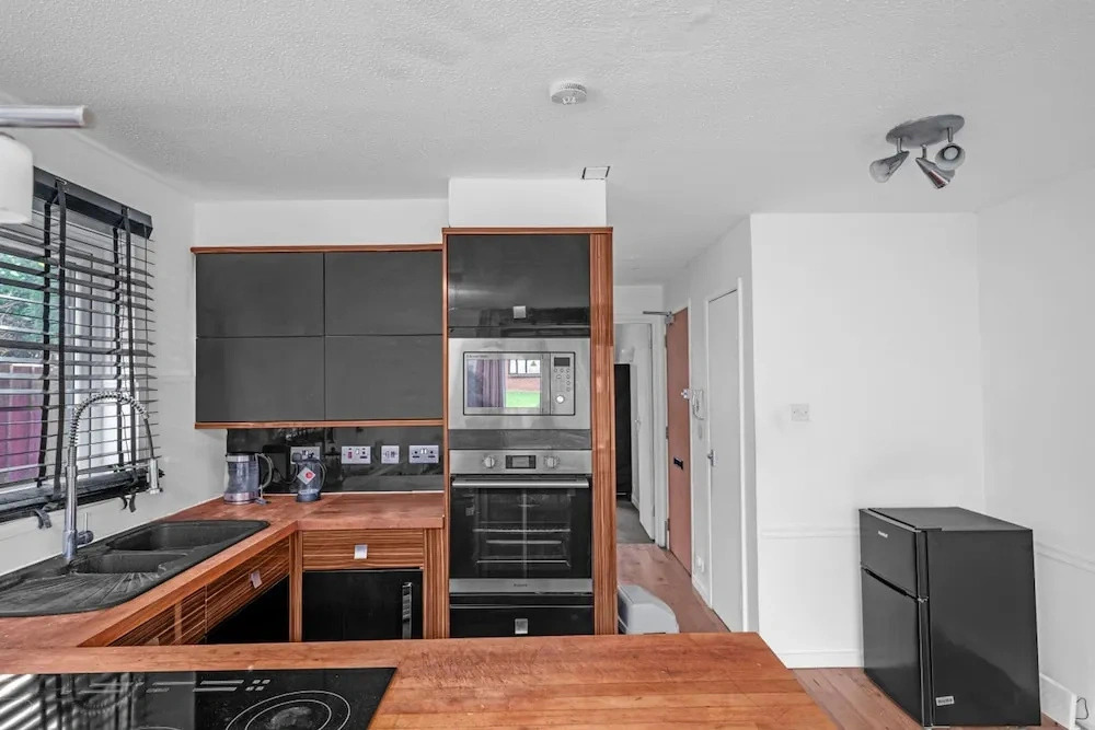 Cozy 1-bed Flat in Croydon Sleeps 4