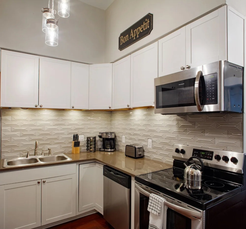 Newly Renovated Historic District Apt