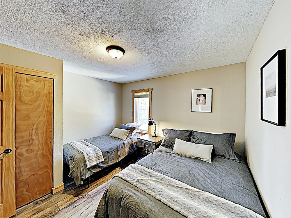 New Listing! Stylish Updated Ski W/ Hot Tubs 2 Bedroom Condo