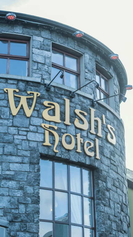 Walshs Hotel and Apartments