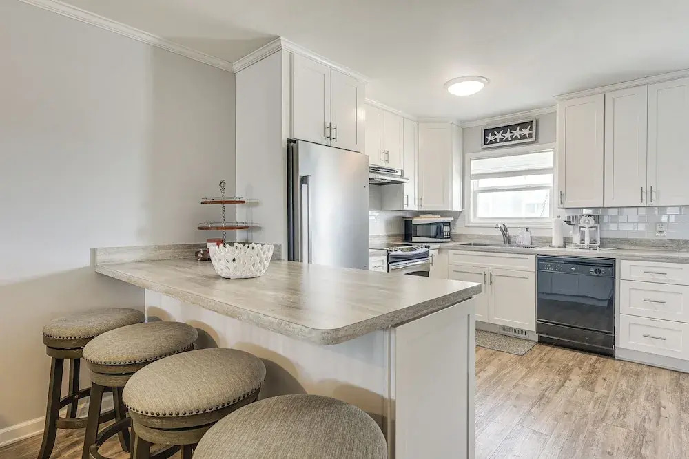 Ocean Isle Beach Condo w/ Balcony: Steps to Shore!