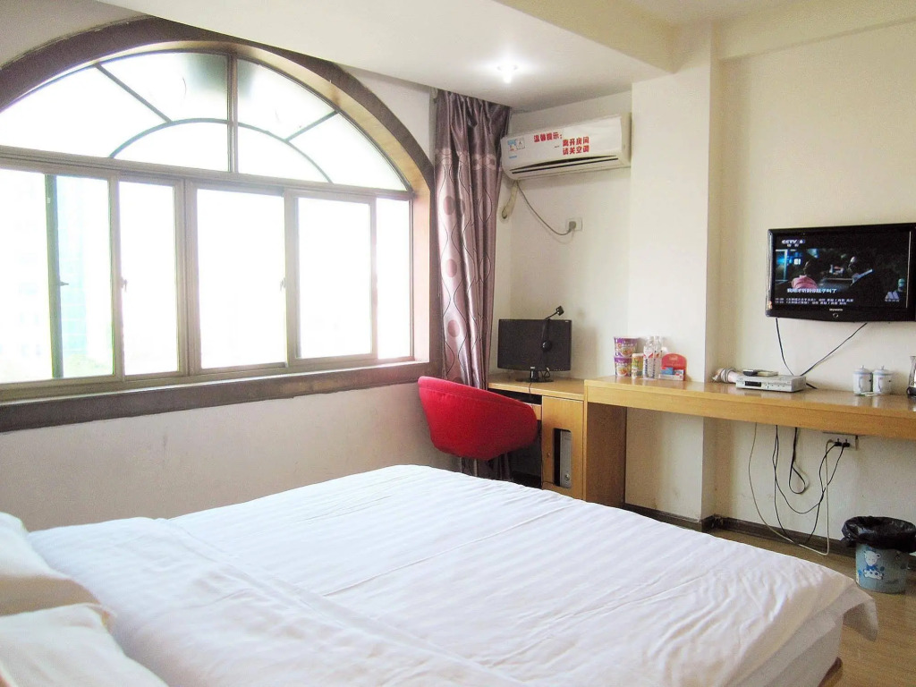 Hezhou E-age Hotel
