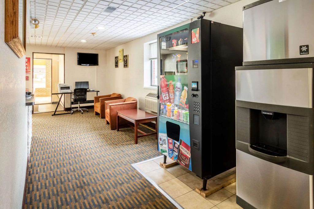 Econo Lodge Cadillac by Choice