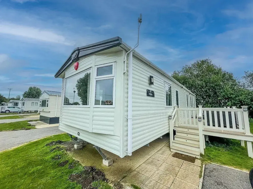 Caravansleeps6-hottub-garden-waterwonderland