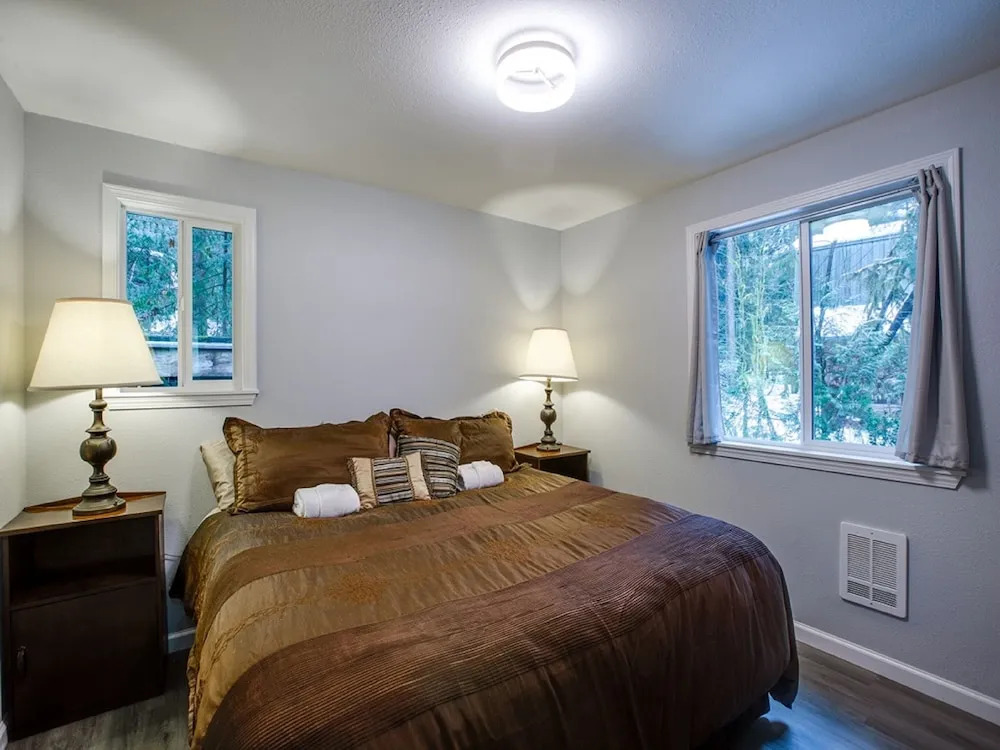 49SL - Hot Tub - WiFi - Fireplace - Sleeps 10