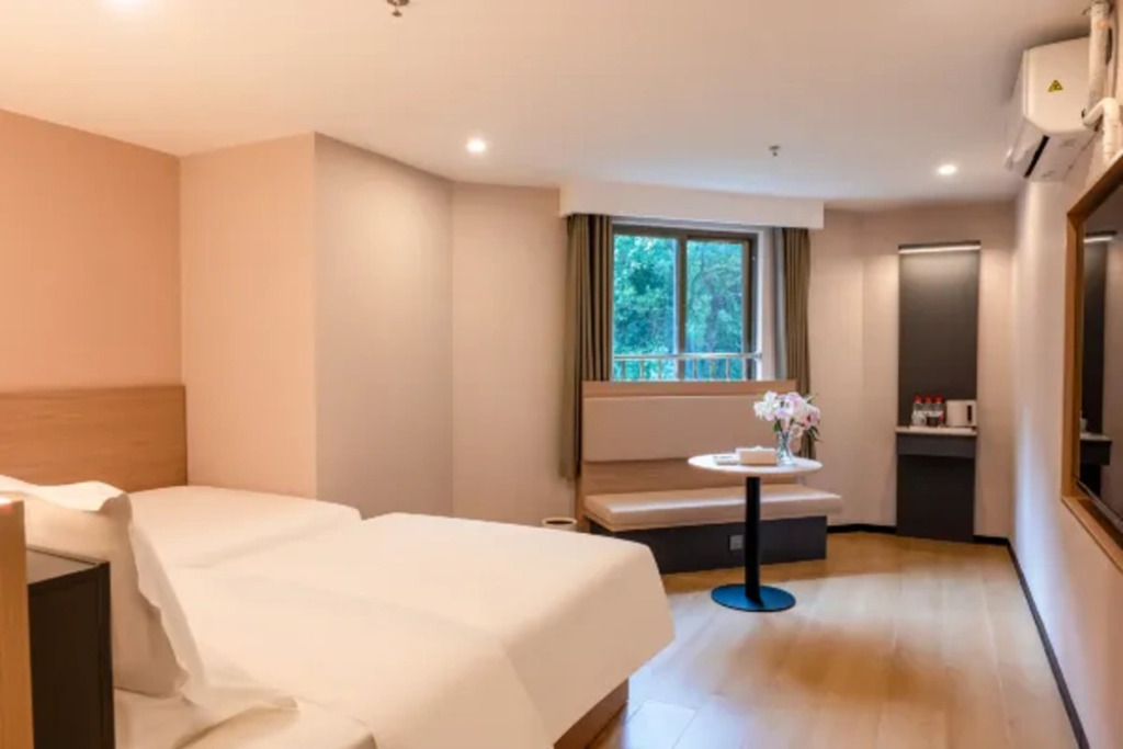 Yuezhi Light Hotel(Guangzhou Eastern Railway Station Yantang Metro Station Store)