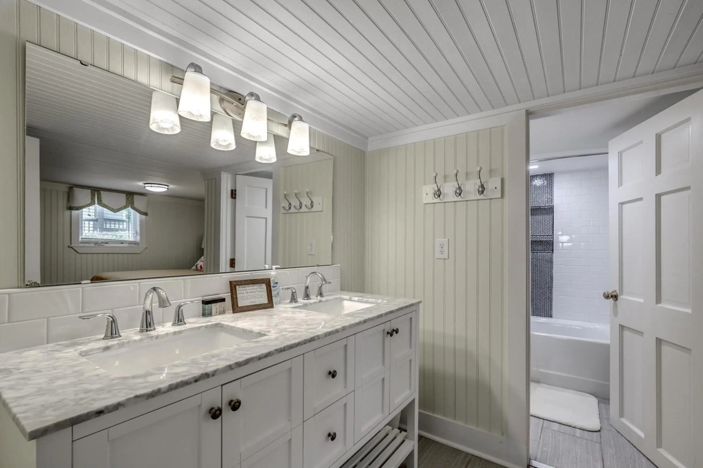 -Under The Sea (8 Bdrm / 7 Bath, Sleeps 22)