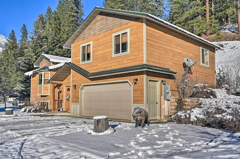 Peaceful Superior Home w/ Fire Pit & Mtn View
