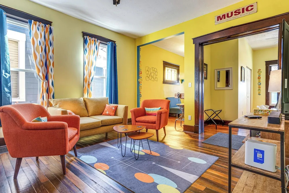 Retro-inspired Indy Home: Walk to Fountain Square!