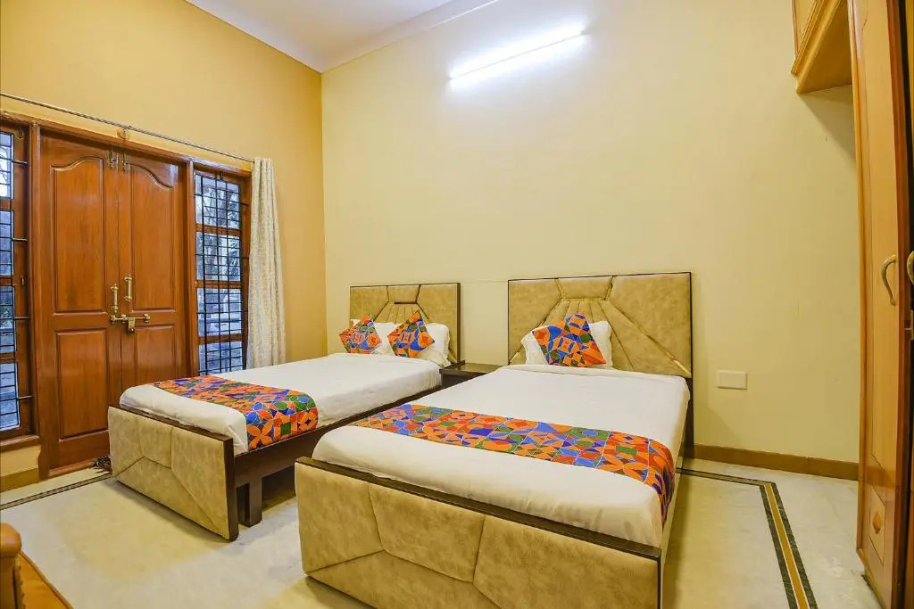 Fabexpress Ravikeerthis Service Apartment