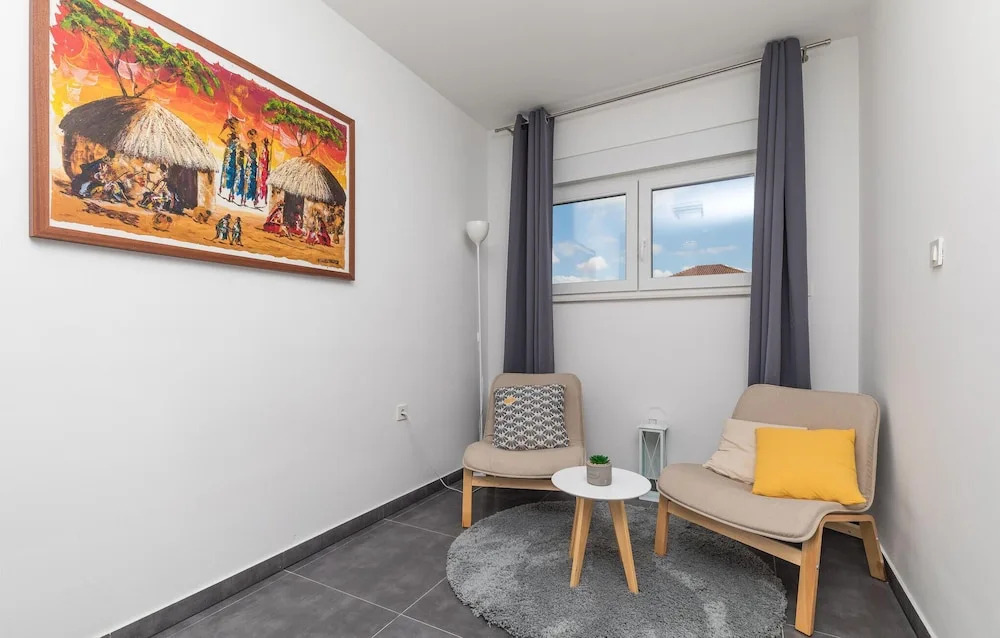 Awesome Home in Okrug Donji With 5 Bedrooms, Wifi and Outdoor Swimming Pool