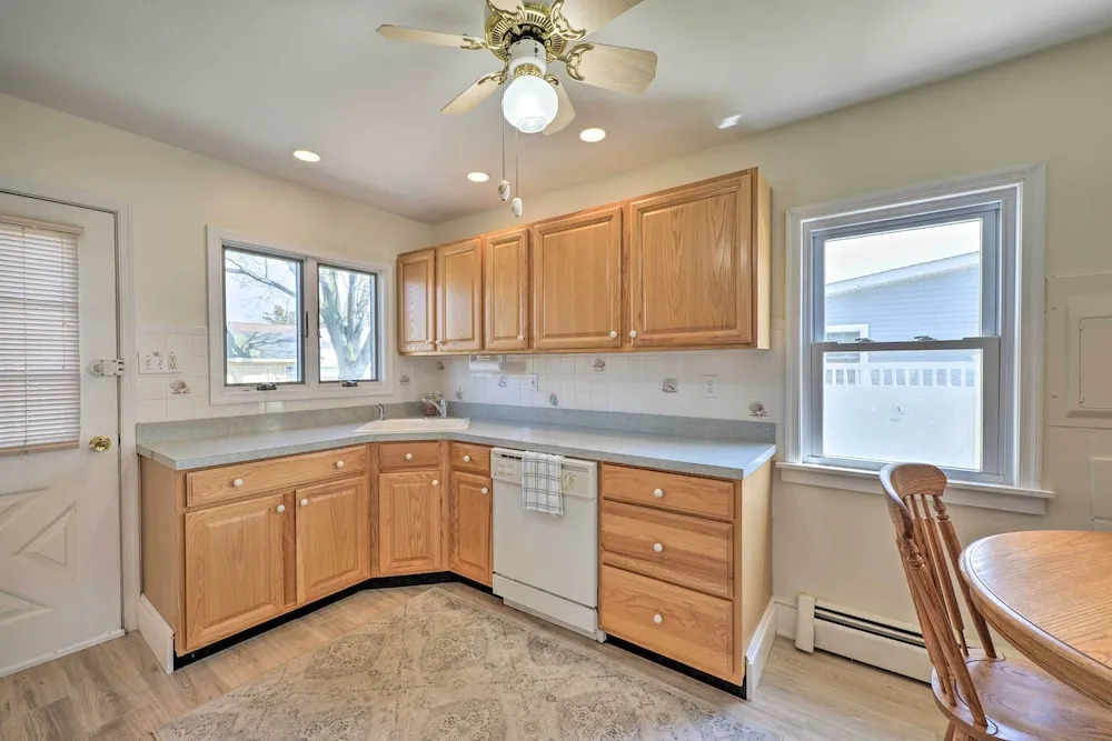 Cozy Villas Cottage w/ Deck, 1/2 Block to Beach