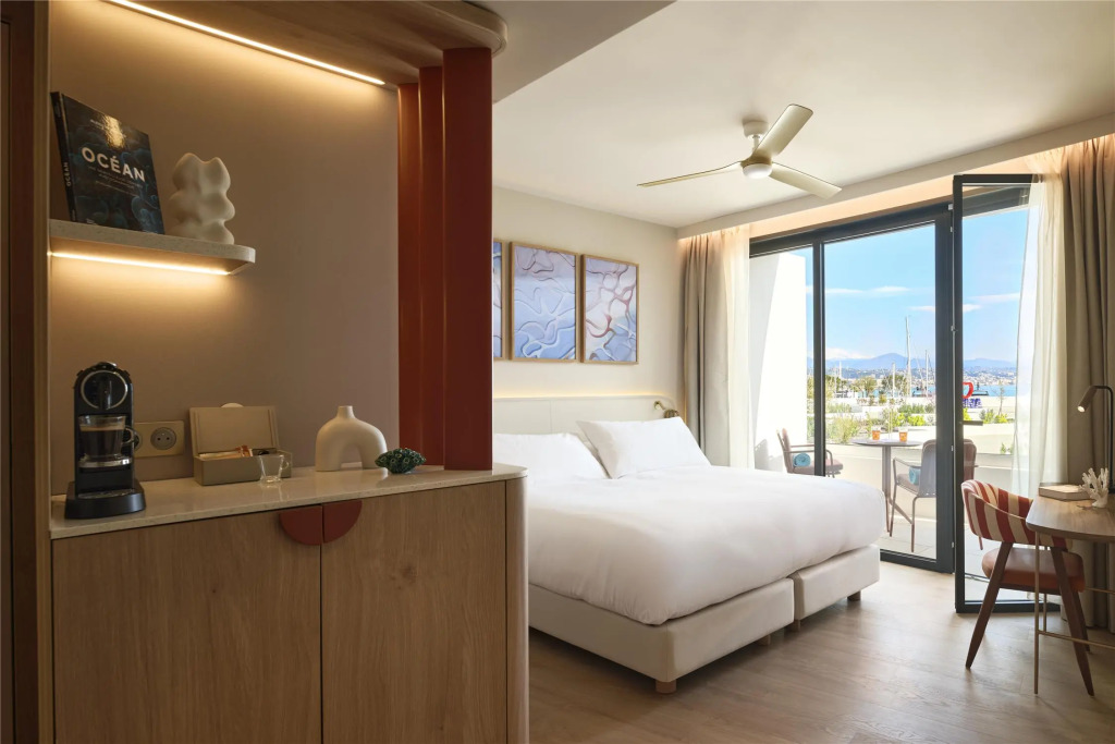 Marina Bay Riviera Hotel, Curio Collection by Hilton