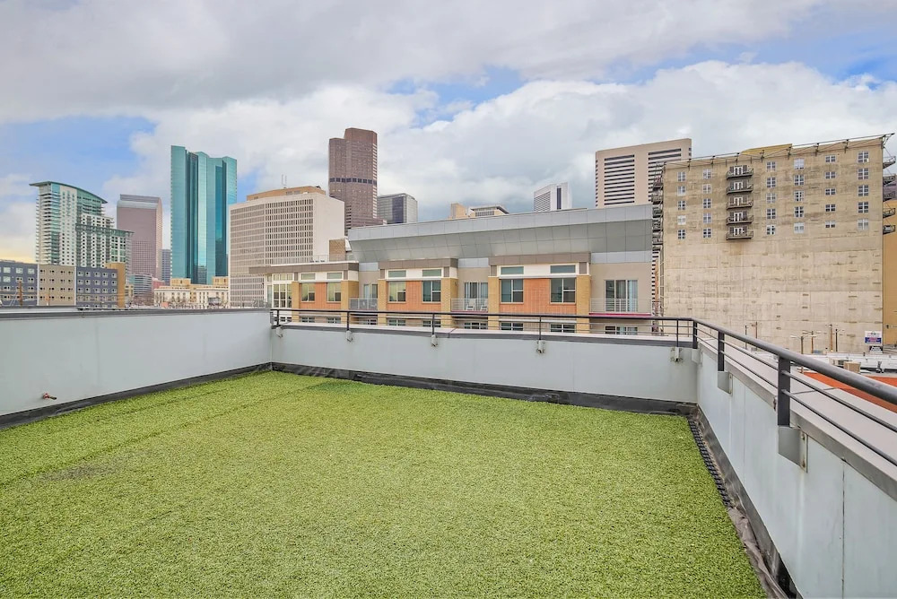 Swanky Downtown Loft! City Views! Sleeps 10!