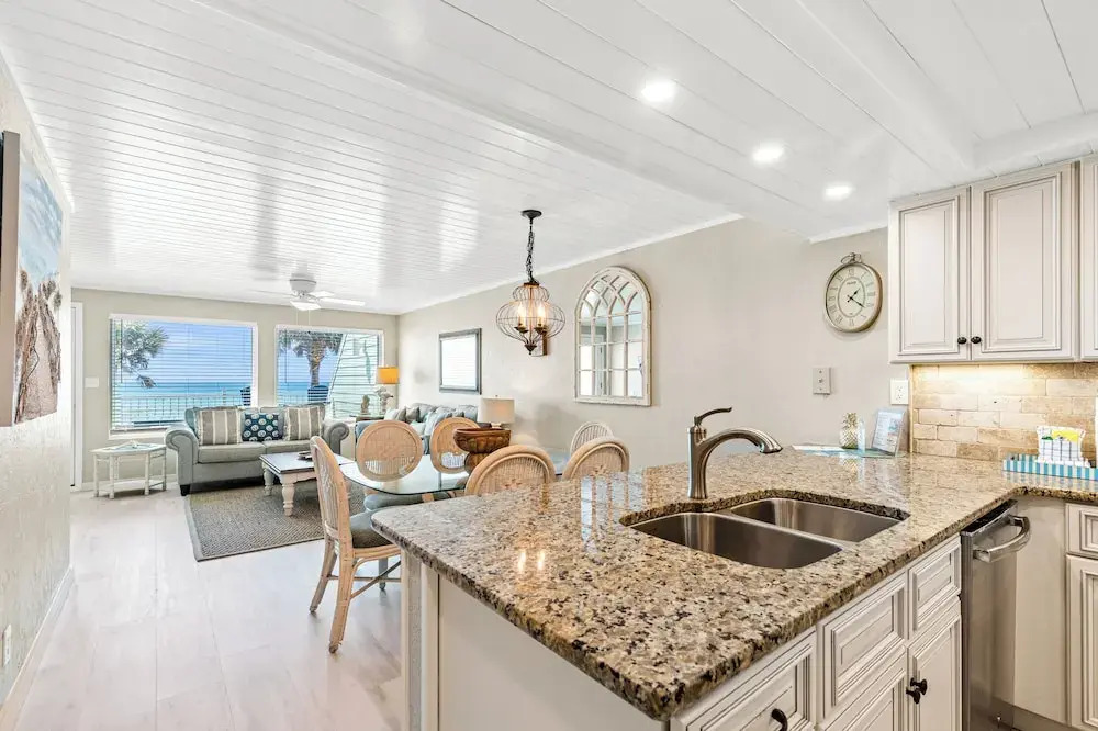 3br, 3BA Beachfront Townhome! Sleeps 11! Ocean View! Steps to the Beach!