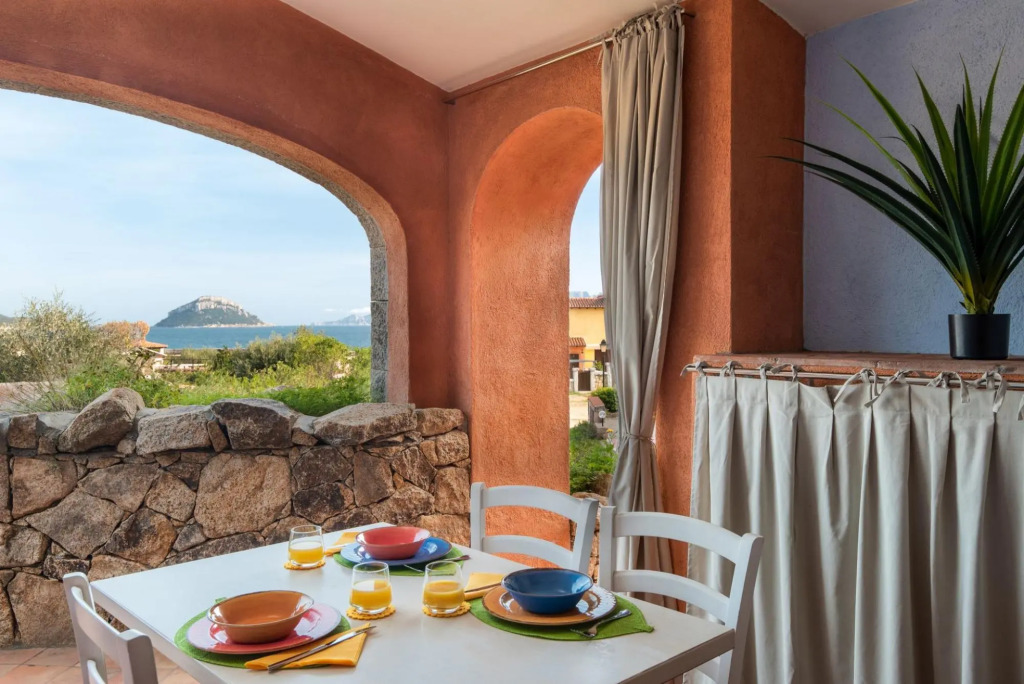It has a double room with a double bed, a bathroom, large living room with sofa bed (1,40 m - for 1-MOLARA 2_PT