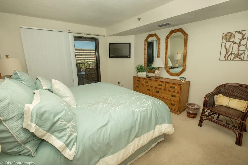 Inlet Reef 316 2 Bedroom Condo by RedAwning