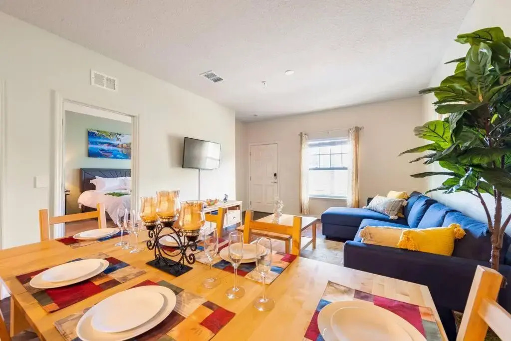 Super Comfy and Spacious 3 Bedroom 10 minutes from Disney, with major shopping 4 minutes away