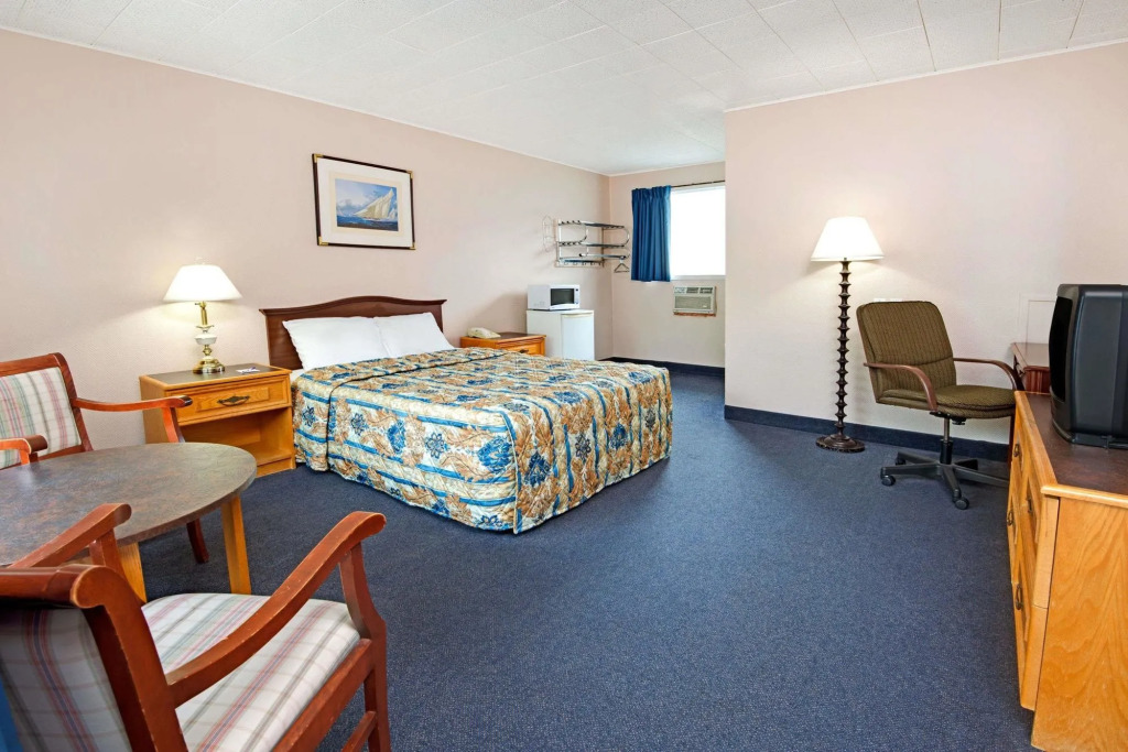 Knights Inn - Park Villa Motel, Midland