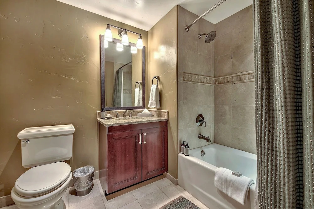 Luxury With Ritz Amenities At Constellation 3 Bedroom Condo by Redawning